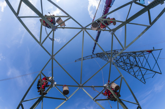 Hochspannungsleitung von unten Hochspannungsleitung von unten
