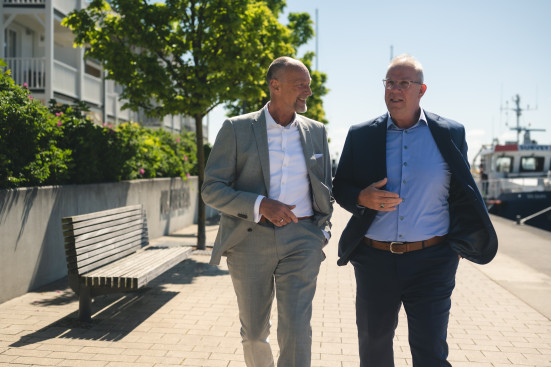 Beide Geschäftsführer flanieren am Hafen.