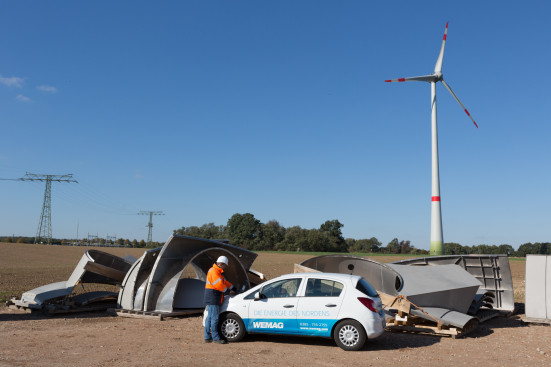 Windkraftanlage Windkraftanlagen auf Feld